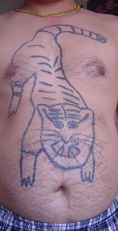 媳妇非要给我纹一个猛虎下山 我对着镜子哭半天 媳妇非要给我纹一个猛虎下山 我对着镜子哭半天